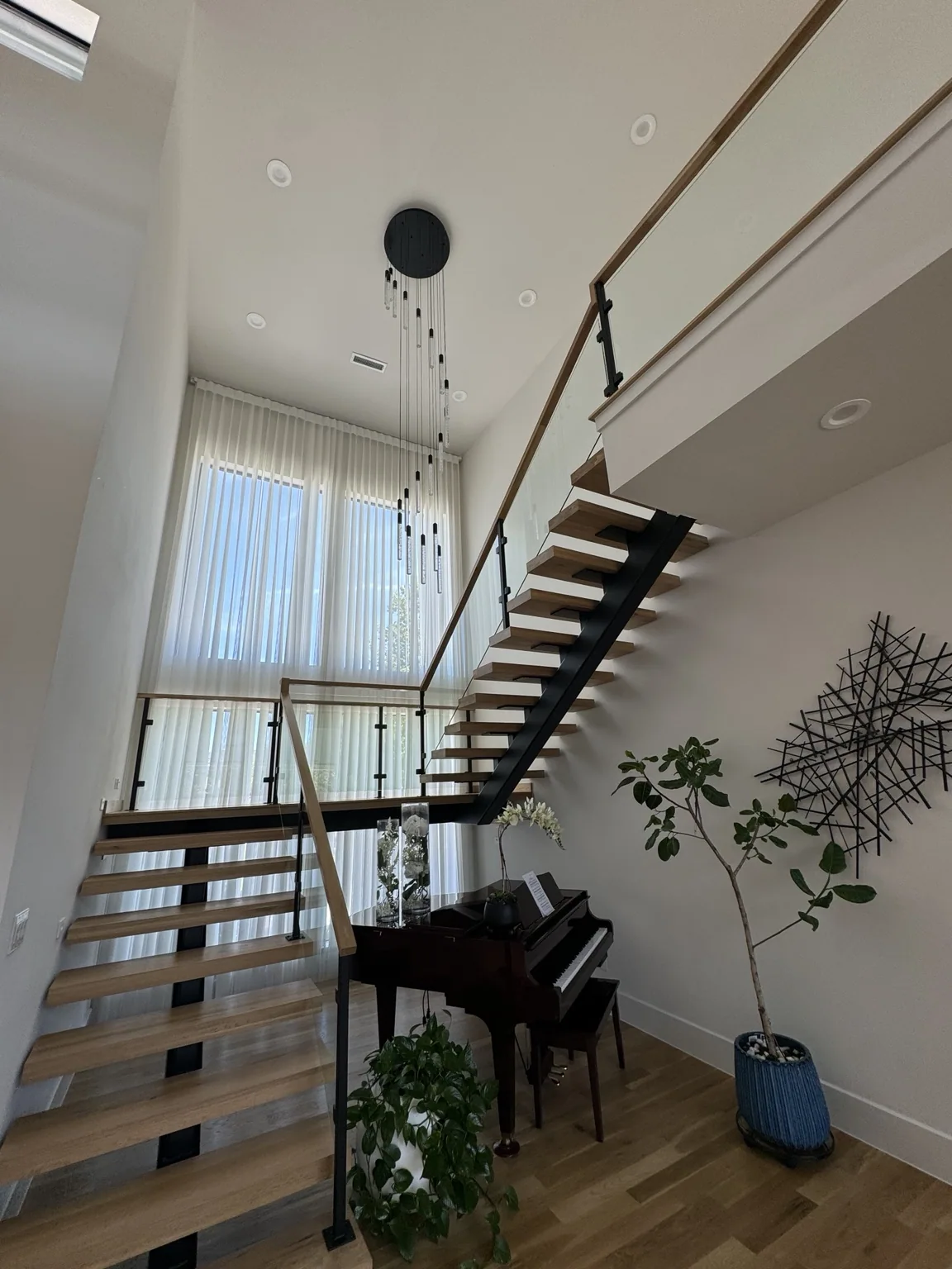 Floating staircase and glass railing